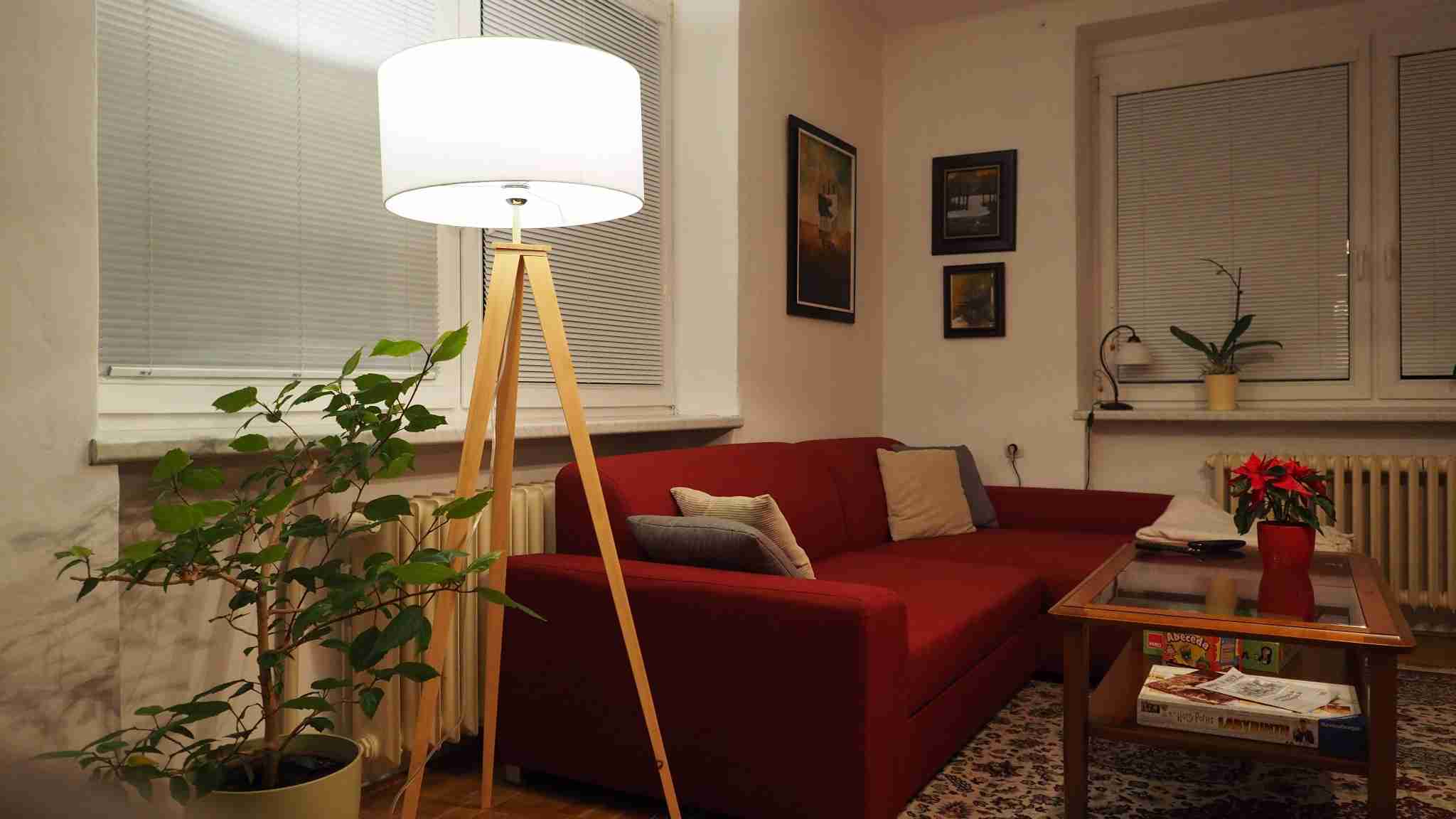 Stojací lampa s bílým stínidlem loomi.design Karol - obývací pokoj